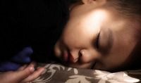 Частота пожарной сирены слишком высока, чтобы разбудить большинство детей, особенно мальчиков, согласно исследованию.